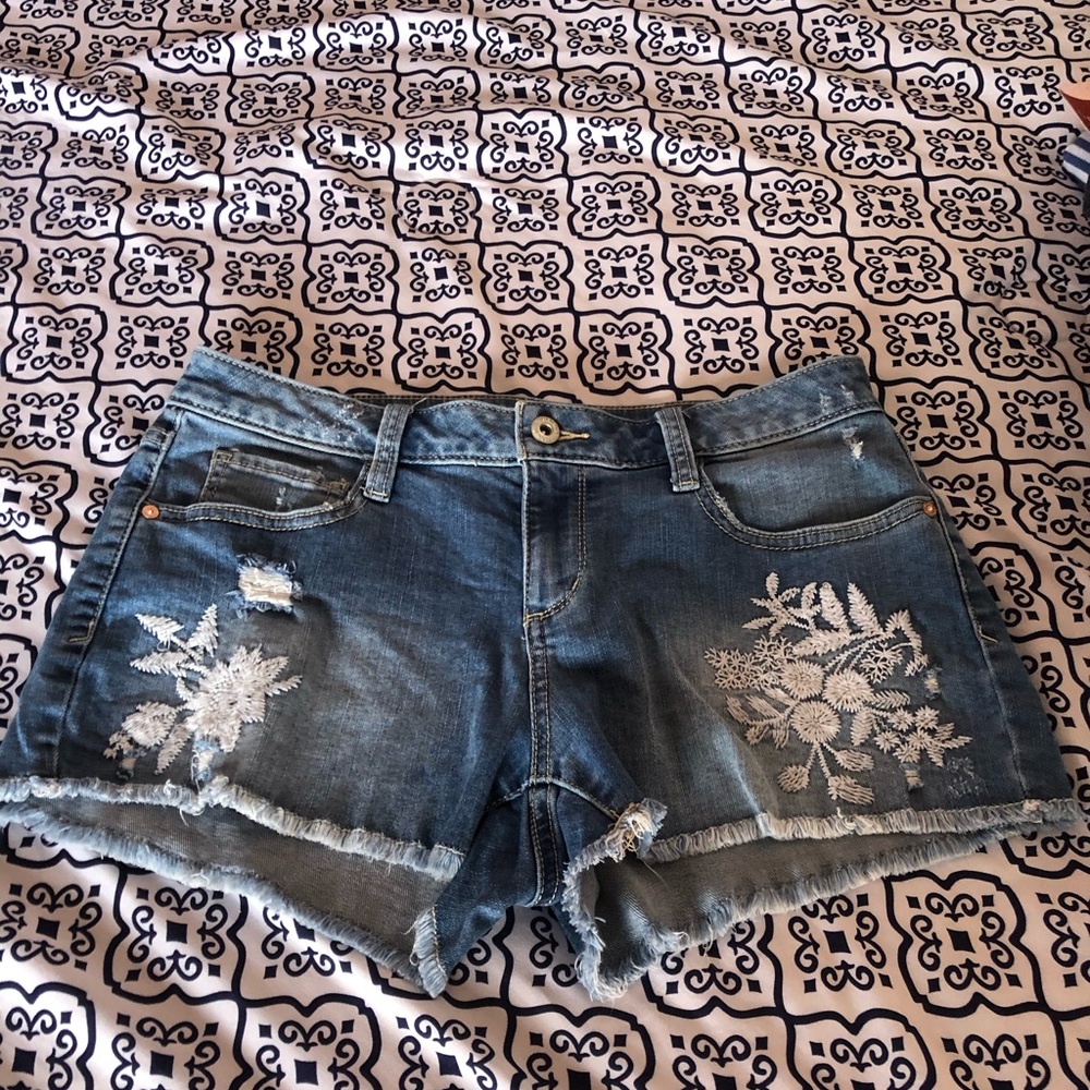 Medium wash with white print distressed shorts